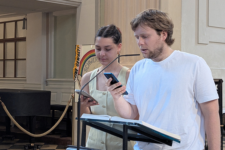 Psalm 42 (Meine Seele dürstet nach Gott) gelesen in Spanisch von Lorna Compagnon und Martin Calvo, Freiwillige des Incoming-Programms aus Argentinien