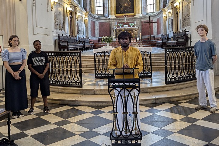 Teilnehmende des Freiwilligenprogramm hielten die Fürbitten in ihren Muttersprachen, Deutsch: Daniel Cech, Tamil: Jacob Rajakumar, Kiswahili: Prisca Ngajilo, Spanisch: Tatiana De Nardi