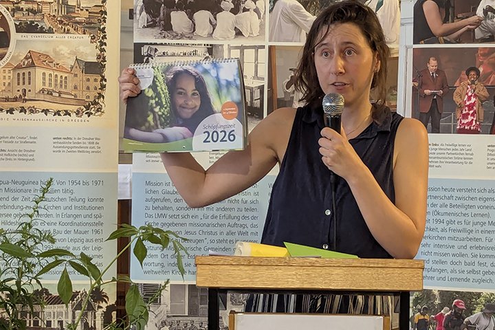 Miriam Meir, Beauftragte für den Kirchlichen Entwicklungsdienst der EVLKS überbringt die Grüße und Glückwünsche der Arbeitsstelle Gerechtigkeit, Frieden, Bewahrung der Schöpfung