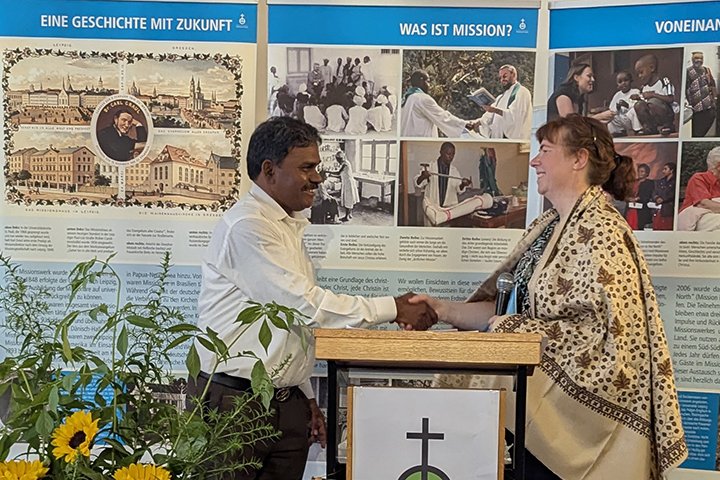Rev. Dr. Thomas Kennedy aus Indien und Direktorin Annette Kalettka geben sich die Hand.