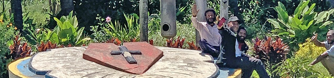 Steinerne Lutherrose auf dem Campusgelände in Ogelbeng